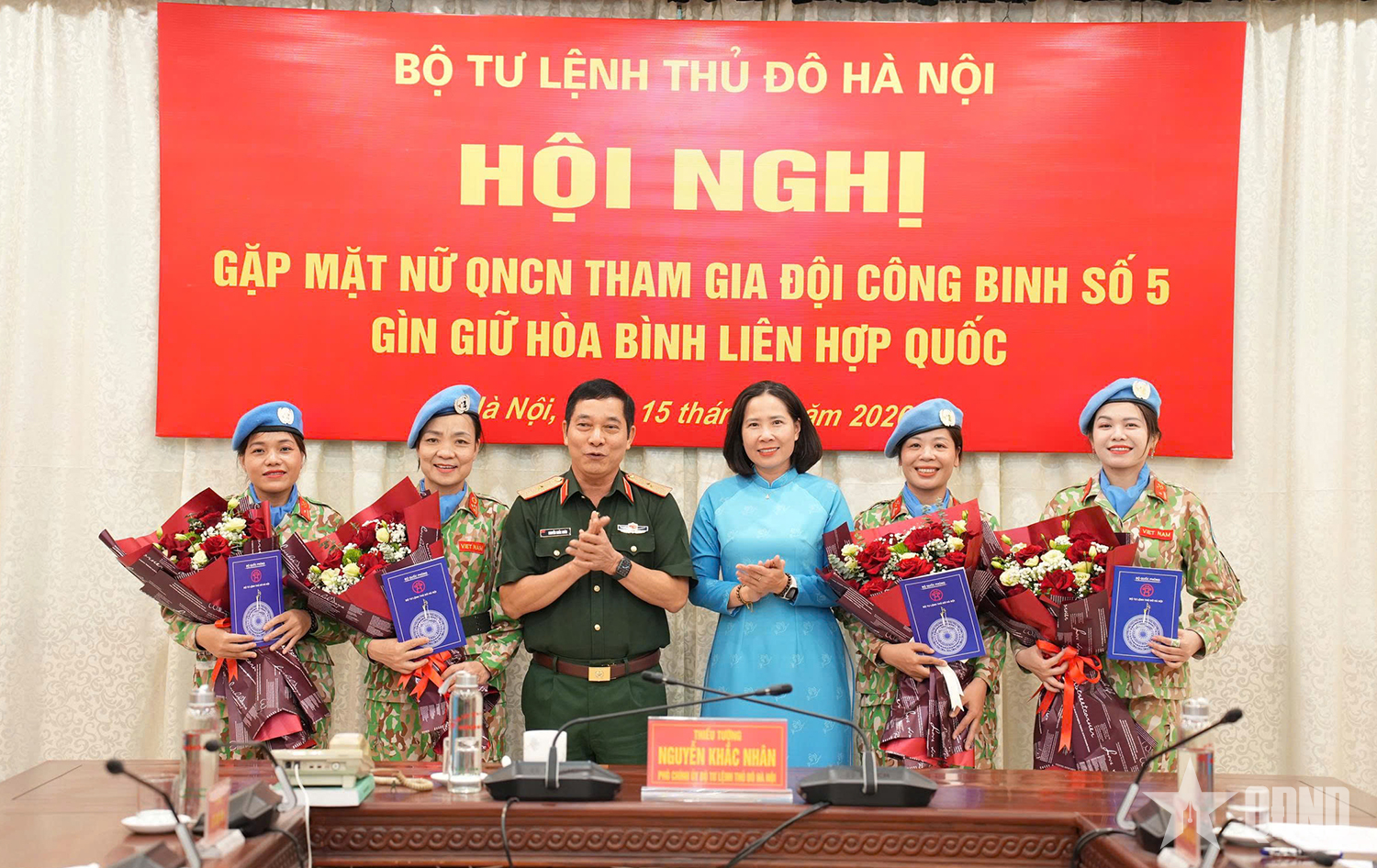 Động viên, tặng quà các nữ quân nhân tham gia gìn giữ hòa bình

